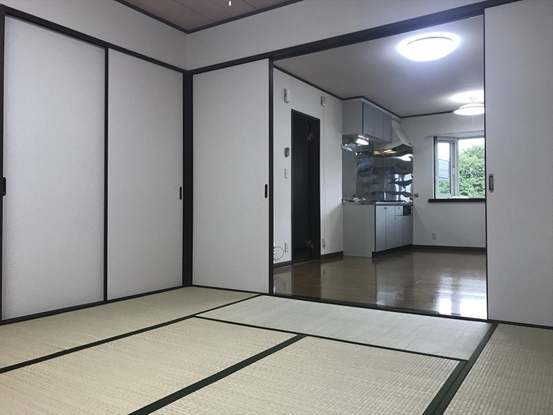 居室・リビング　和室からLDKの様子