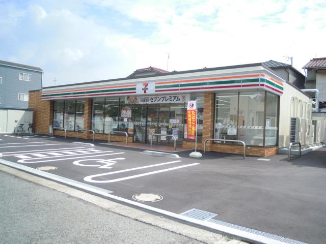 コンビニ　セブンイレブン（コンビニ）まで827m