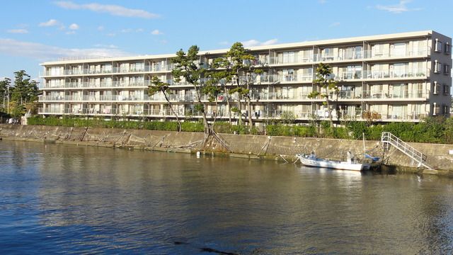 藤沢市片瀬のマンションの建物外観