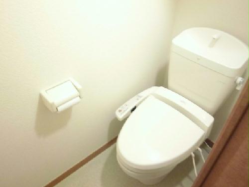 トイレ　温水洗浄便座ついてます！