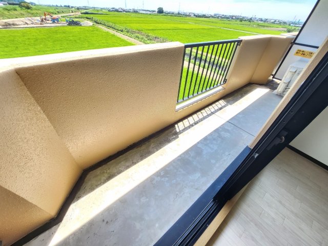 バルコニー　同型タイプのお部屋（３０２号室）の写真となっております。