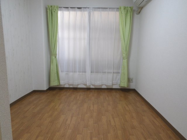 YOUハイム衣摺II番館の居間写真