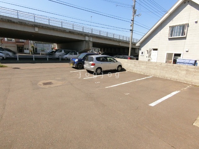 【札幌市白石区北郷一条のアパートの駐車場】