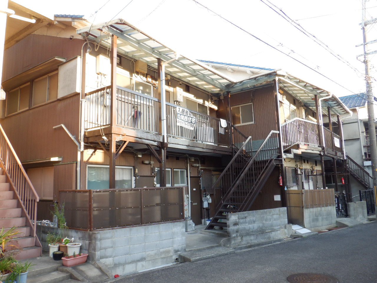 宝塚市高松町のアパートの建物外観