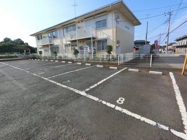 【八街市榎戸のアパートの駐車場】