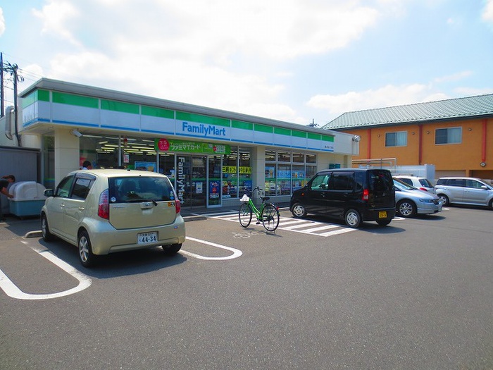 コンビニ　ファミリーマート（コンビニ）まで66m