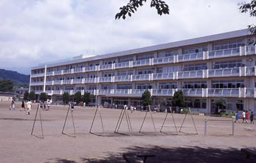 小学校　秦野市立広畑小学校（小学校）まで879m