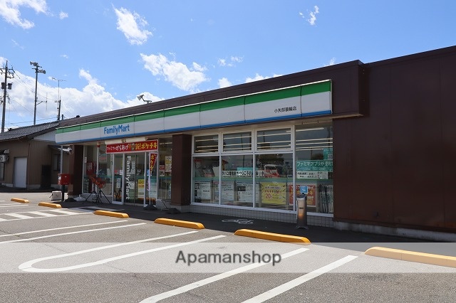 コンビニ　ファミリーマート（コンビニ）まで827m