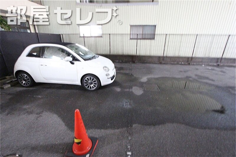 【ハニリリカIIIの駐車場】