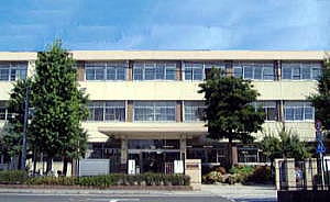 中学校　福岡市立春吉中学校（中学校）まで437m