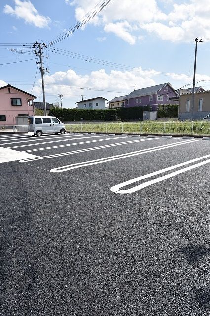 【ルミナスハイム八山田IIの駐車場】