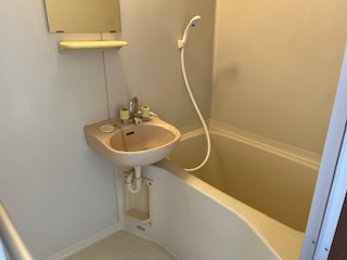 バス・シャワールーム　洗面台とミラーのある浴室