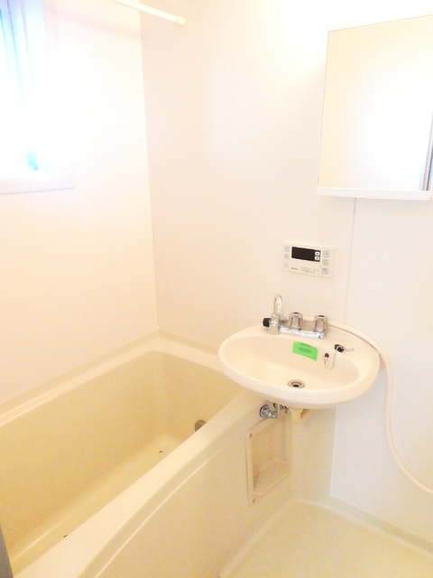 バス・シャワールーム　浴室に窓が付いています♪