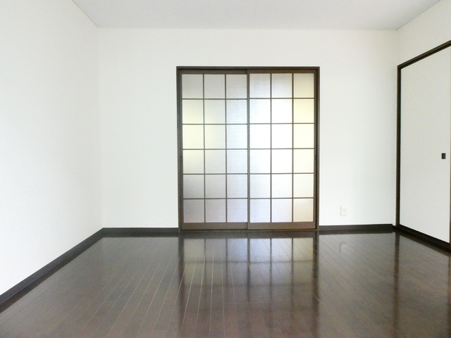 居室・リビング　バルコニー側からみた８．１帖のリビングです♪