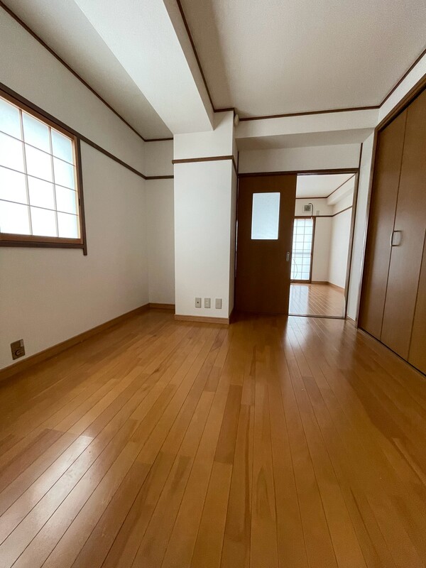 地下鉄東西線 御陵駅 徒歩15分 4階建 築44年の居間写真