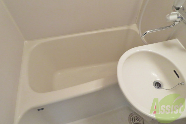 バス・シャワールーム　お風呂も狭くなく、ゆっくり入れそうですね