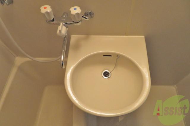 洗面設備　洗面所はまあるいボウル型の洗面所です