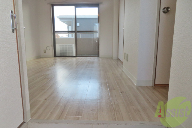 玄関　玄関は狭くなく、出入りがスムーズにできそうです