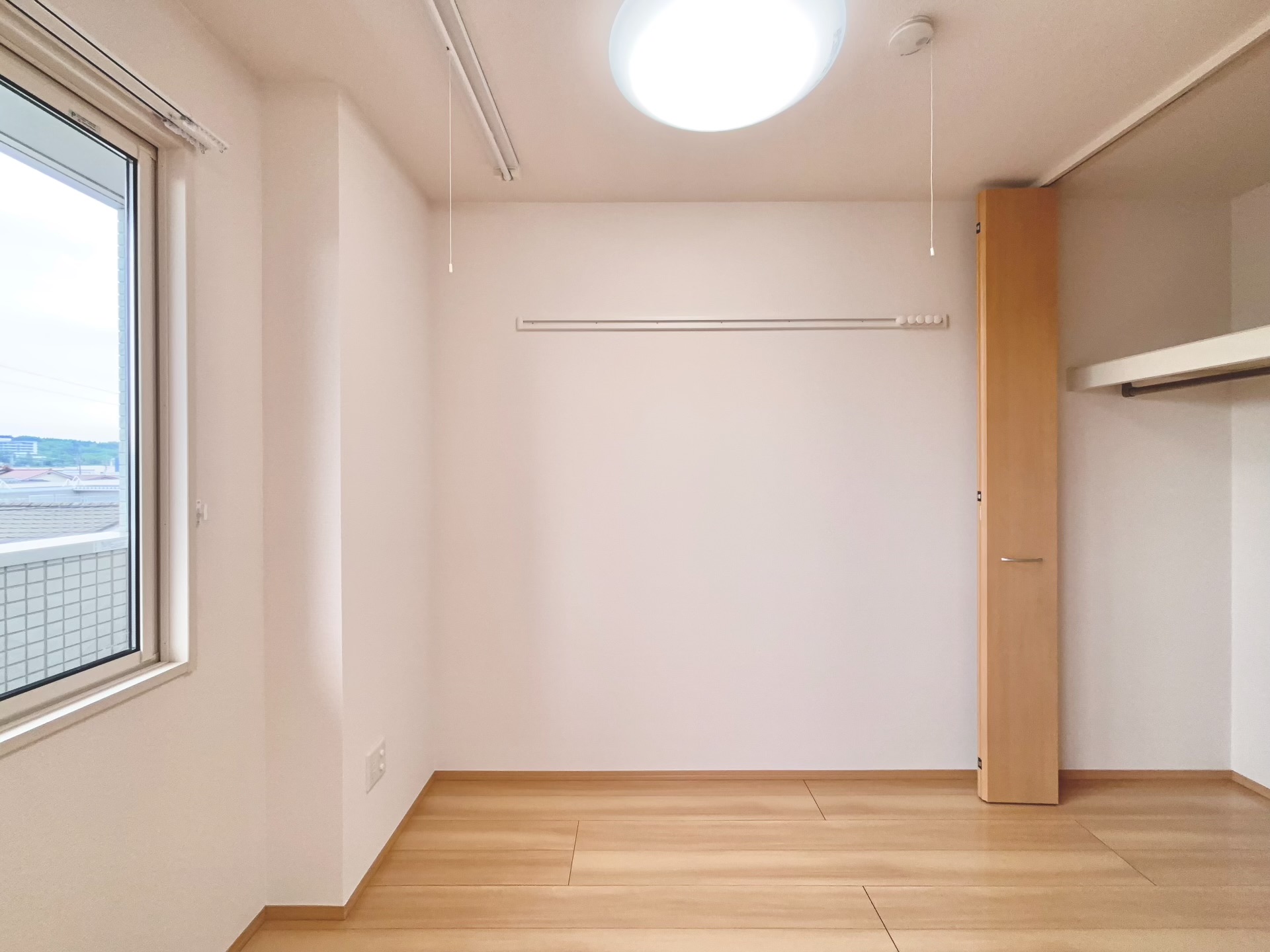 その他部屋・スペース　洋室部分・各種収納を備えた、明るいお部屋です♪
