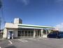 コンビニ　ファミリーマート琉大附属中学校前店（コンビニ）まで796m