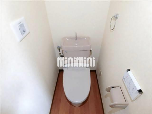 トイレ　温水洗浄便座付きのトイレです。