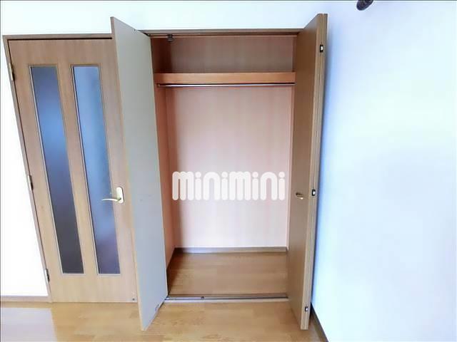 収納　棚やポールがあり、たくさん収納できますね。