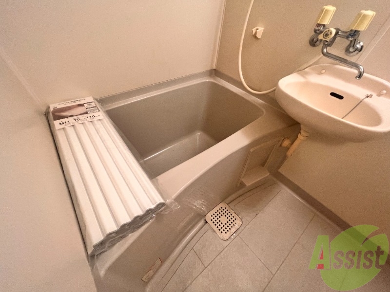 バス・シャワールーム　浴室は肩まで浸かれるくらい広々していました。