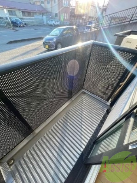 バルコニー　バルコニーはこちらです。長さも幅も丁度いい広さですね。