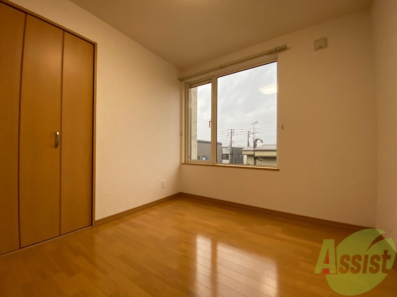 その他部屋・スペース　寝室はこちらです。光が差し込む、温かみのあるお部屋です。