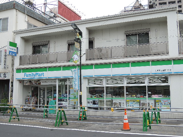 コンビニ　ファミリーマート石神井公園駅南口店（コンビニ）まで119m