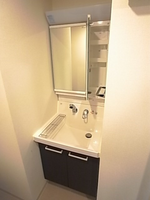 洗面設備　独立洗面台で身支度をすべて済ませてしまいましょう