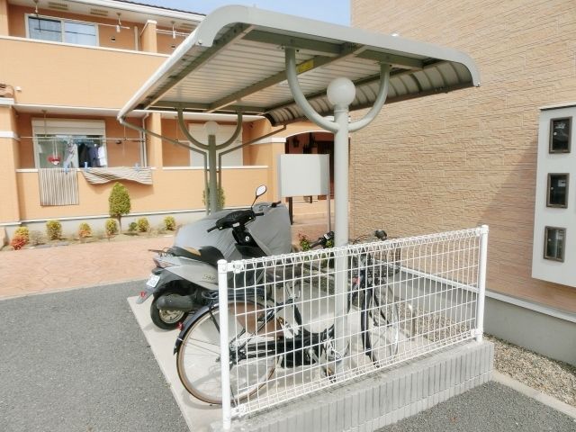 その他共有部分　屋根付き駐輪場ございます