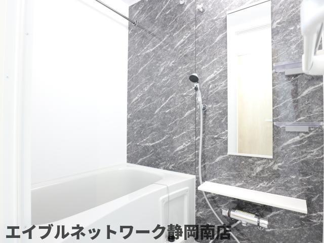バス・シャワールーム　落ち着いた空間のお風呂です