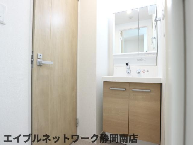 洗面設備　明るい洗面所です