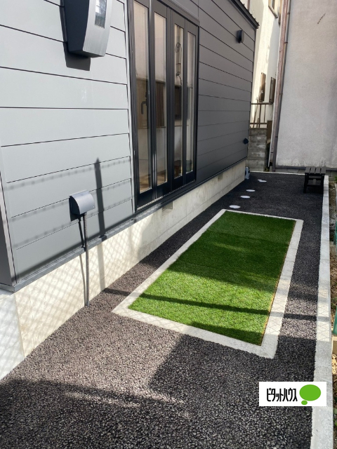 庭　※人工芝生です。