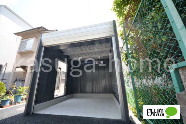 収納　鍵付き二輪車ガレージ（コンセント設置）