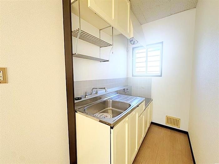 キッチン　キッチンに窓がついているので明るい＆換気しやすいです！