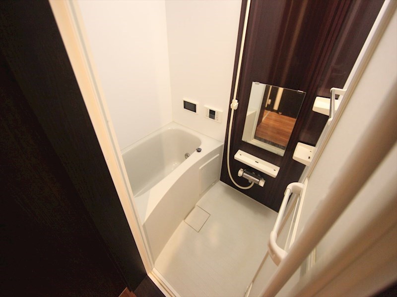 バス・シャワールーム　浴室テレビ付　追い焚き・オートバス機能完備