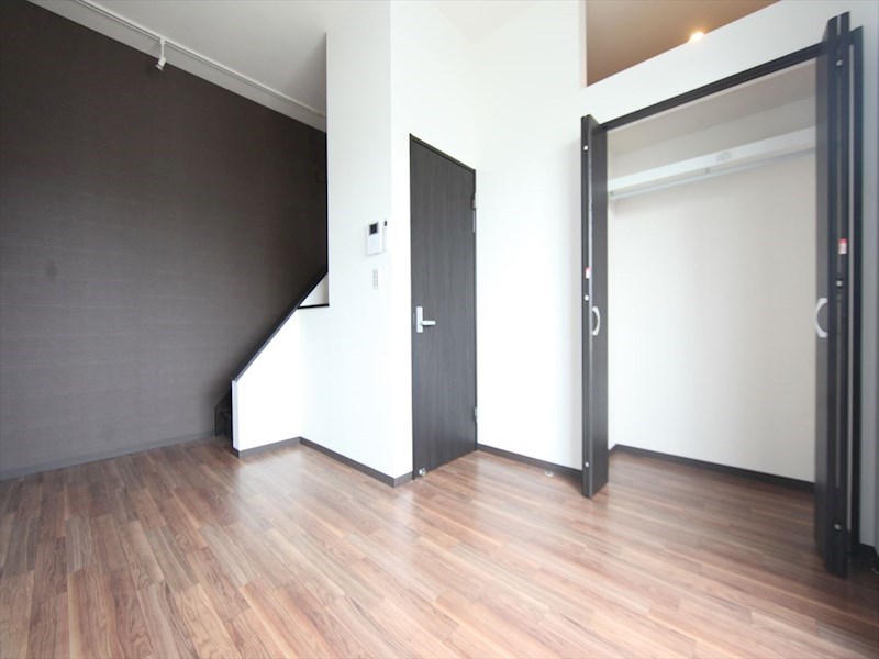 居室・リビング　洋室5.8帖　ロフト5.7帖（収納にも寝室にも使用できます）