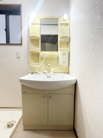 洗面設備　独立洗面化粧台が付いています