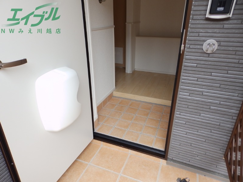 玄関　同物件別部屋のお写真です。