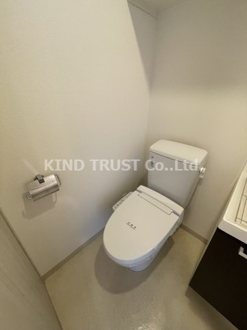 トイレ　落ち着いた色調のトイレです