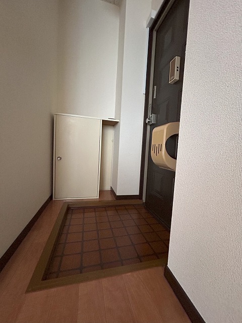 玄関　同物件別号室の写真です。