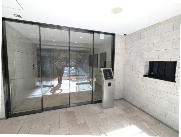 エントランス　鍵をポケットやカバンに入れたまま反応するオートロックです