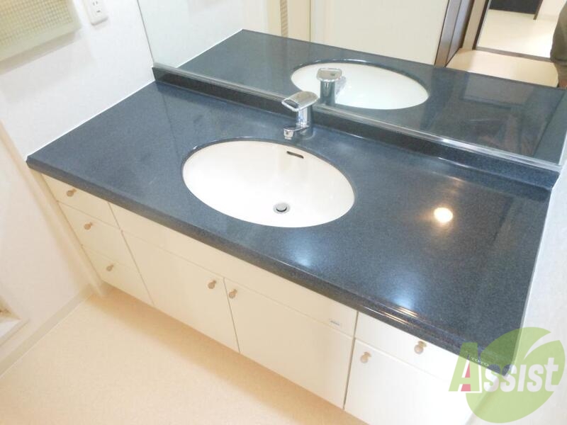 洗面設備　高級感のある洗面台です。