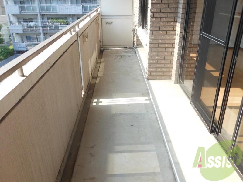 バルコニー　バルコニーも広いですね。