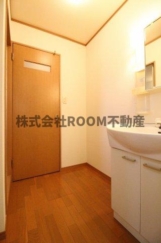 洗面設備　明るい洗面所です