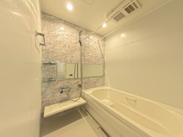 バス・シャワールーム　広々一坪サイズの浴室