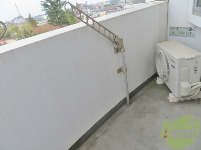 バルコニー　広々としたバルコニーなので布団なども干せそうですね。