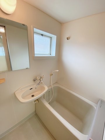 バス・シャワールーム　別部屋反転間取りのお写真となります。